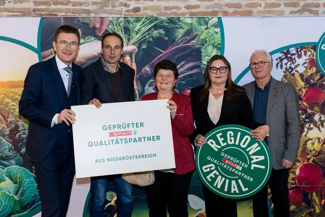 Alois Huber (SPAR-Geschäftsführer Wien, Niederösterreich und nördl. Burgenland), Andreas und Maria Mayer, Miluse Emilie und Günther Glanz bei der Verleihung der SPAR-Obst- und Gemüseprämie. | Foto: SPAR/wearegiving