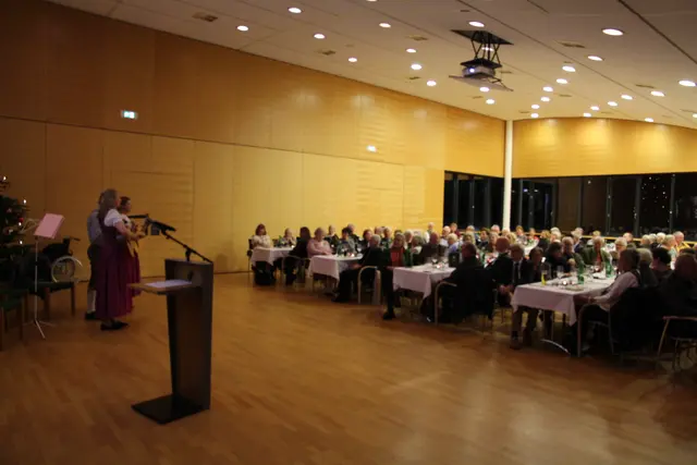 Weihnachtsfeier im Gemeindesaal Anif mit 97 Teilnehmer*Innen