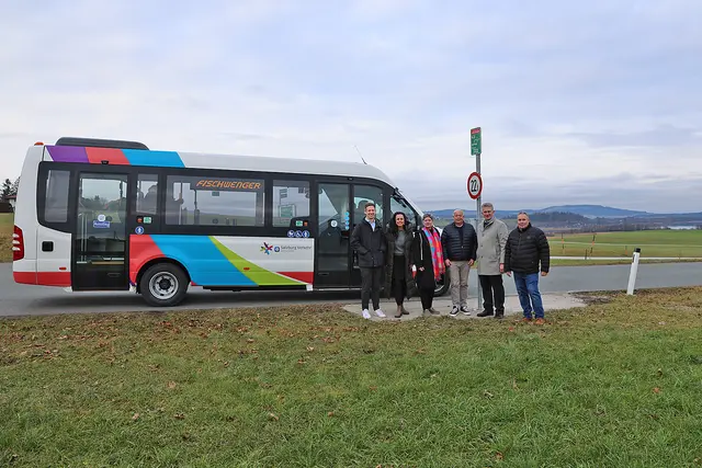 Freuen sich über die neuen Buslinien: (v.l.) Vbgm. Rupert Freundlinger, BA (1. Vizebürgermeister der Stadtgemeinde Seekirchen am Wallersee), Mag. Yvonne Rosenstatter (Bereichsleiterin Kommunikation &amp; Marketing, Salzburger Verkehrsverbund GmbH), Vbgm. Eva Holzleitner (2. Vizebürgermeisterin der Gemeinde Henndorf am Wallersee), Bgm. Konrad Pieringer (Bürgermeister der Stadtgemeinde Seekirchen am Wallersee), Bgm. Martin Köllersberger (Bürgermeister der Gemeinde Henndorf am Wallersee) und Vbgm. Josef Ebner (1. Vizebürgermeister der Gemeinde Henndorf am Wallersee)
 | Foto: Salzburg Verkehr/Uwe Brandl