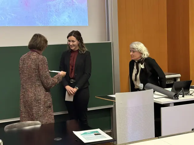 Renate Oswald von der Österreichischen Humanistischen Gesellschaft übergibt Jana Haze ihren Preis.  | Foto: Herta Reich Gymnasium