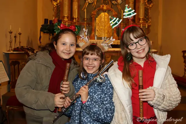 Emilia, Marianne und Marie sorgten im Flötenensembel für weihnachtliche Stimmung.