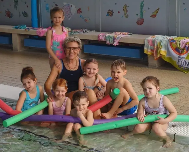 Schon seit 50 Jahren sind Renate Schachners Schwimmkurse für Kinder ein echter Renner. | Foto: Renate Schachner