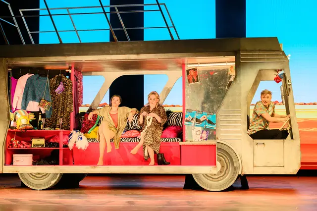 Das Musical "Priscilla - Queen of the Desert" feierte seine Premiere am Salzburger Landestheater. Ein schillerndes Stück mit einer berührenden Geschichte. 
 | Foto: SLT/Tobias Witzgall