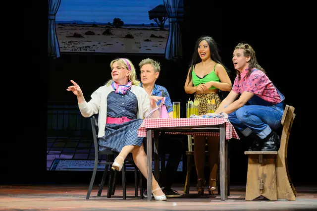 Das Musical "Priscilla - Queen of the Desert" feierte seine Premiere am Salzburger Landestheater. Ein schillerndes Stück mit einer berührenden Geschichte. 
 | Foto: SLT/Tobias Witzgall