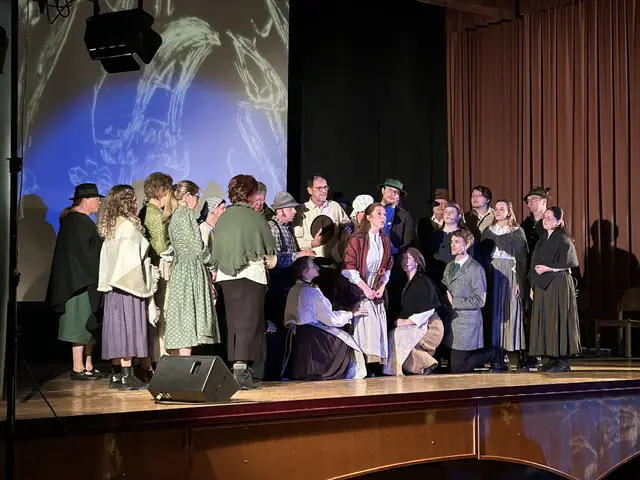 Das Vokalensemble Kindberg und das Stille-Nacht-Ensemble erzählten gemeinsam von der Entstehung des wohl berühmtesten Weihnachtsliedes auf der Welt. | Foto: Hackl