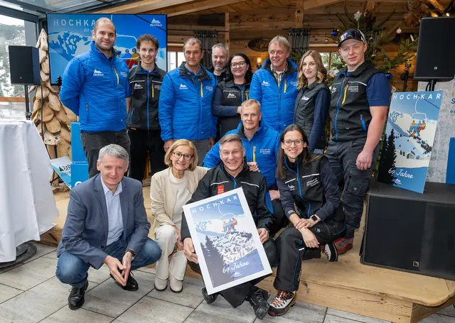 Österreichische Bundesforste Vorstandssprecher Georg Schöppl (vorne von links), Landeshauptfrau Johanna Mikl-Leitner und Bundesrat Karl Weber mit Mitarbeiterinnen und Mitarbeitern der Hochkar Bergbahnen. | Foto: NLK Burchhart