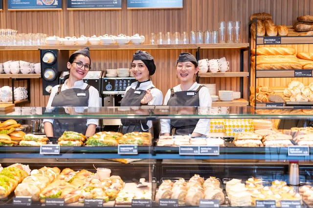 Teamarbeit &amp; Servicequalität – die Menschen hinter den frischen Backwaren. | Foto: © Thomas Steinlechner