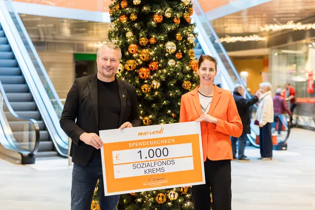 1.000 Euro für den Sozialfonds Krems: MARIANDL-Center-Managerin Marie-Theres Skribanowitz übergibt den Spendenscheck an Mag. Peter Molnar, Bürgermeister der Stadt Krems. | Foto: Robert Fritz