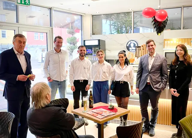 Der neue Eissalon im Erdgeschoß des ECE wurde am Dienstag feierlich eröffnet; mit dabei natürlich Hausherr Heribert Krammer mit Sohn Christoph (1. und 2. v. li.) sowie Centerleiterin Julia Blaha (ganz rechts) und Thomas Schaffer-Leitner von der Stadt Kapfenberg (2. v. re.). | Foto: ECE Kapfenberg