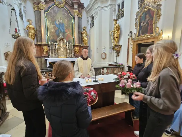 Alle Klassensprecherinnen und Klassensprecher segnen die Adventkränze | Foto: Simone Gsell