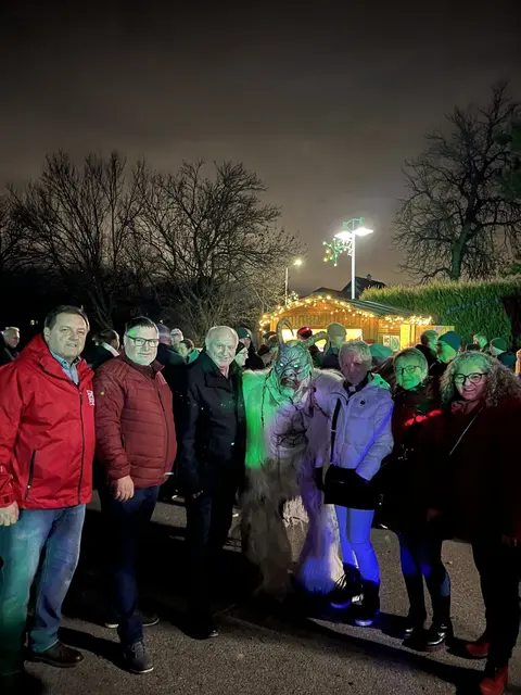 Vize-BGM Manfred Mitzl, GGR Auer Josef, Bgm. Ernst Wendl, Perchten, GR Ingrid Wendl, GR Petra Auer, GR Edith Friedrich. | Foto: Gemeinde Himberg