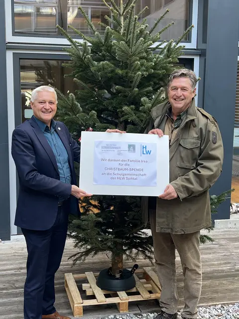 HLW Spittal Direktor Adolf Lackner und Andreas Paul Irsa vom Gutsbetrieb Schloss Dornbach bei der Spendenübergabe an die HLW Spittal | Foto: (c) hlwspittal 2025