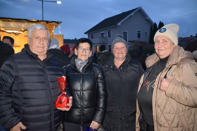 Gemütliche Adventstimmung am Dorfplatz: Zahlreiche Gäste besuchten den traditionellen Nikolausbasar der Feuerwehr Unterfrauenhaid. | Foto: MeinBezirk/Rosenberger Victoria
