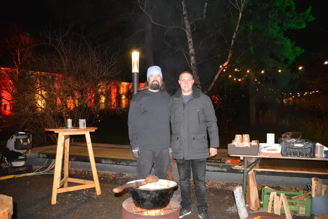 Eltern der Kinder aus dem Storchennest kochten Gulasch am offenen Feuer. | Foto: Rosenberger Victoria
