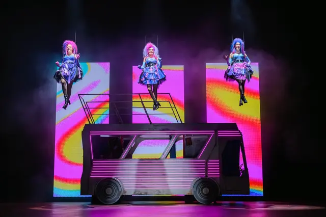 Das Musical "Priscilla - Queen of the Desert" feierte seine Premiere am Salzburger Landestheater. Ein schillerndes Stück mit einer berührenden Geschichte. 
 | Foto: SLT/Tobias Witzgall