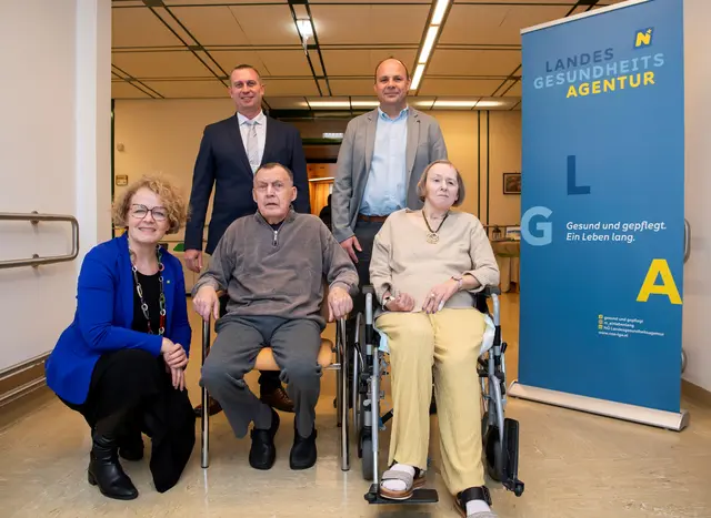In der hinteren Reihe: Alexander Wedekind (PBZ Tulln, Pflegedirektor), Thomas Neuhold, Pflegedienstleiter AUVA Region Ost. Vorne: Landesrätin Christiane Teschl-Hofmeister (ÖVP) mit dem Bewohner Jürgen Treger und der Bewohnerin Brigitte Lehner.
 | Foto: NÖ LGA/Robert Herbst