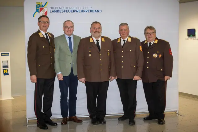 Landesfeuerwehrkommandant-Stv. Martin Boyer, Landeshauptfrau-Stv. Stephan Pernkopf, Bezirksfeuerwehrkommandant Rudolf Katzengruber, Landesfeuerwehrkommandant Didi Fahrafellner, Anton Weiss. | Foto: Bfkdo Amstetten / Fischer