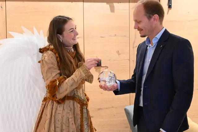 Die Engel überreichten Bürgermeister Anzengruber die liebevoll gestaltete Christbaumkugel. | Foto: Königer