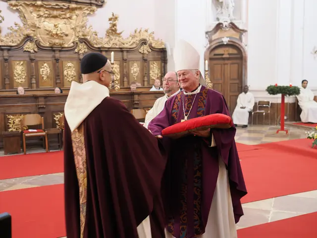 Schlüsselübergabe: Im Rahmen eines feierlichen Dankgottesdienstes übergaben die Trappisten das Stift Engelszell an die Diözese Linz. | Foto: Orthner