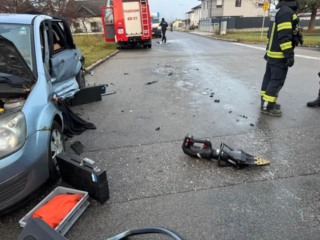 Die Feuerwehr Sonnberg übernimmt die Verkehrsregelung. | Foto: BFKDO Hollabrunn/FF Sonnberg