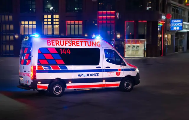 Ein berauschtes Duo soll in der Nacht auf Donnerstag jeweils drei Restaurantmitarbeiter sowie Polizisten attackiert haben. Dies sorgte für einen größeren Einsatz. (Symbolfoto) | Foto: Berufsrettung Wien