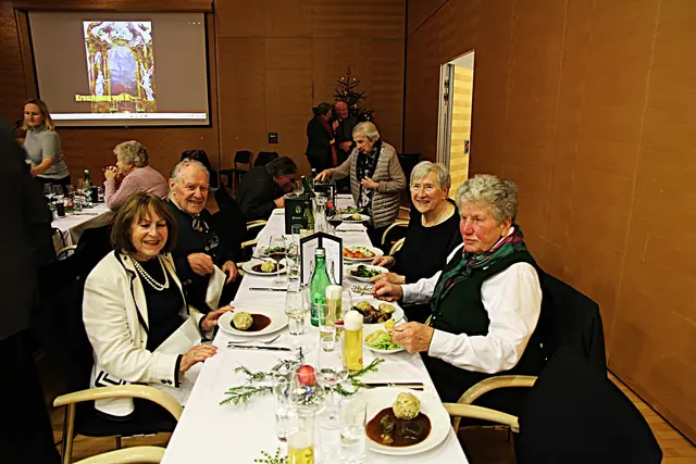 Weihnachtsfeier im Gemeindesaal Anif mit 97 Teilnehmer*Innen