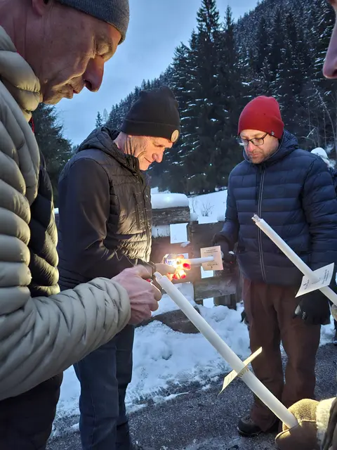 Kaserer Walter, Gänsbichler Alois, Obwaller Gerhard beim Entzünden der Fakeln | Foto: Karin Prassl