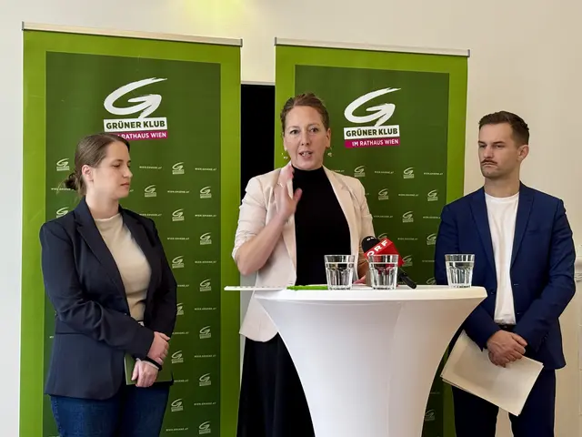 Grünen-Parteichefin Judith Pühringer (Mitte), Co-Parteichef Peter Kraus und Budgetsprecherin Theresa Schneckenreither fürchten um die soziale Gerechtigkeit. | Foto: Barbara Schuster/MeinBezirk