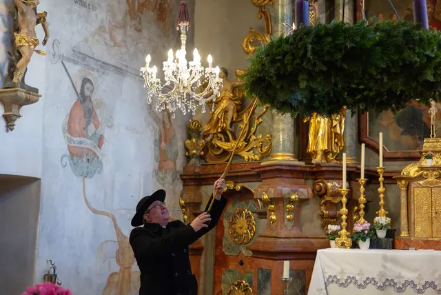 Pfarrer Wolfgang Fürtinger beim Anzünden des Adventkranzes in der Kirche. Für den Geistlichen bedeutet Weihnachten Hochbetrieb. | Foto: Santrucek