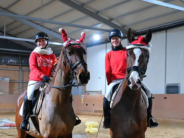 Springreiterinnen Betty und Sara vom Reitclub Hofbauer in Plaika | Foto: Gerlinde Siebenhandl