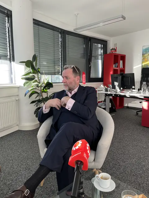 NEOS-Landessprecher und Staatssekretär Sepp Schellhorn im Gespräch mit MeinBezirk Salzburg  | Foto: NEOS / Alexander Plutta