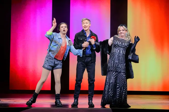 Das Musical "Priscilla - Queen of the Desert" feierte seine Premiere am Salzburger Landestheater. Ein schillerndes Stück mit einer berührenden Geschichte. 
 | Foto: SLT/Tobias Witzgall