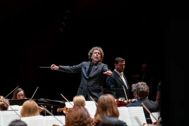 An der Schulter verletzt: Chefdirigent Asher Fisch muss  für die Erler Wintersaison 2025/26 absagen.  | Foto: Foto Scheffold Media