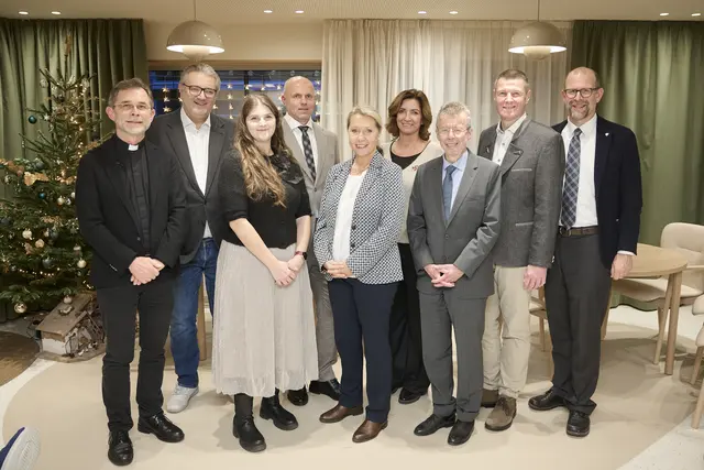 v. l.: Grünwidl (ernannter Erzbischof von Wien), Hacker (SPÖ, Gesundheitsstadtrat), Thallinger (Leiterin Hospiz Camillus), König (Institutsdirektor Haus der Barmherzigkeit), Badilla (stv. Geschäftsführerin FSW), Kapounek (Geschäftsführerin HB Pflegeeinrichtungen Wien), Gisinger (Institutsdirektor Haus der Barmherzigkeit), Goldenits (Stv. Ärztlicher Leiter HB Pflegekrankenhaus Seeböckgasse), Sidak (Geschäftsführer HB Pflegeeinrichtungen Wien). | Foto: Haus der Barmherzigkeit/APA-Fotoservice/Hörmandinger