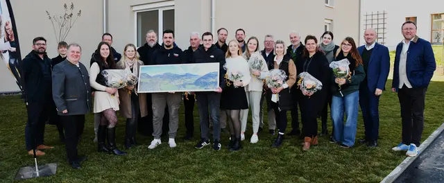 Die jungen Mieter mit den Gemeindevertretern und der ÖWG freuen sich über ihr neues Zuhause. | Foto: Galler