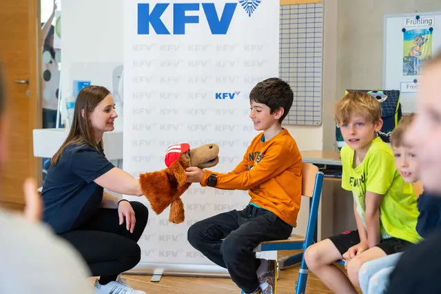 Das KFV veranstaltet Schulungen, bei denen Kinder lernen, sich möglichst sicher im Verkehr zu bewegen. Diesmal war HELMI und Sokrates in der VS Hermannstraße zu Gast. (Symbolbild.) | Foto: KFV/Michael Sabotha