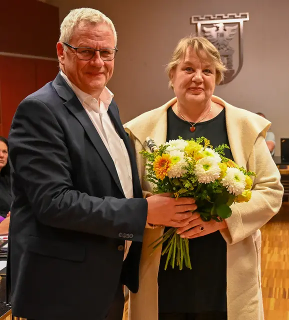 Bürgermeister Thomas Steiner dankt Adelheid Hahnekamp für ihren Einsatz in der Politik. | Foto: ÖVP