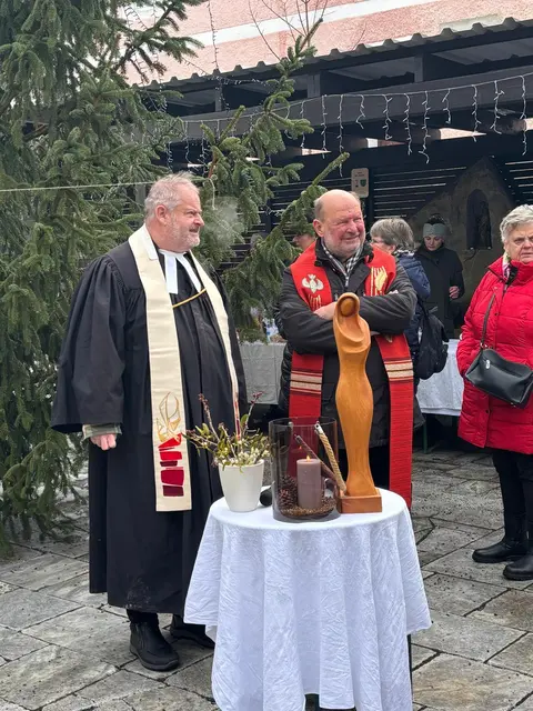 Stadtpfarrer Kons. Rat Mag. Kurt Gatterer (rechts) und  der evangelische Pfarrer Mag. Armin Cencic (links) segneten die Barbarazweige | Foto: MeinBezirk/Elke Hartweger