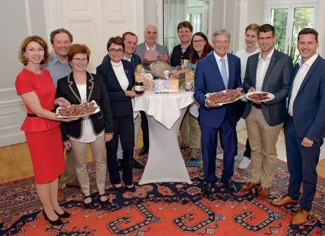 Mit Kärntner Landesregierung das einzige Bild wo eine Quellennachweis notwendig ist, aber das Bild zeigt auch, da war die ganze damalige LR vertreten

Dann beim Trigos Kärnten oder ein Bild von Narrisch Guat beim Fasching
 | Foto: LPD