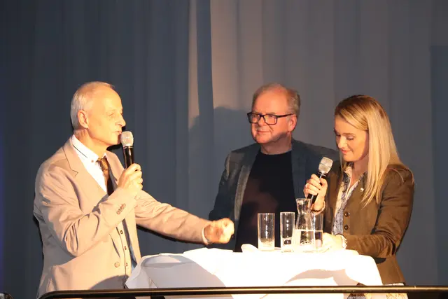 Reinhold Klika und Michael Hohla im Interview mit Kati Hochhold (v. l. n. r.). | Foto: MeinBezirk/Raimund Buch