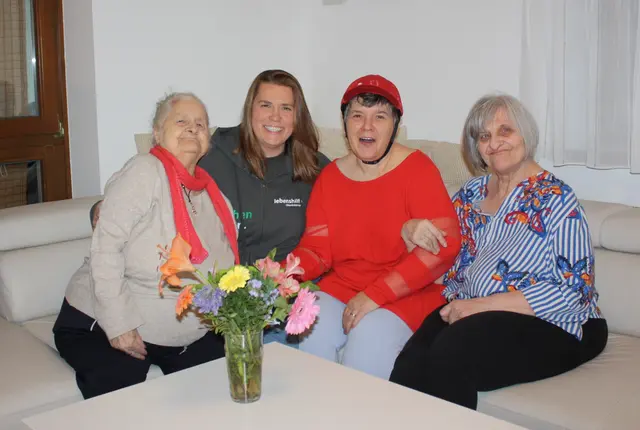 Die neue Leiterin des Lebenshilfe-Wohnhauses in Mattighofen, Renate Pilz (2. v. l.), mit den Bewohnerinnen Brigitte Gerber, Anita Baumgartner und Theresia Reichert (v. l. n. r.). | Foto: Lebenshilfe OÖ