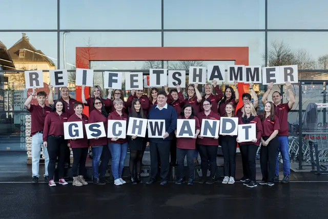 Zusätzlich zu den sechs Mitarbeitern des ehemaligen Spar-Marktes Wallner hat Franz Reifetshammer (Mitte) im neuen Spar-Supermarkt in Gschwandt 17 neue Arbeitsplätze geschaffen. | Foto: SPAR