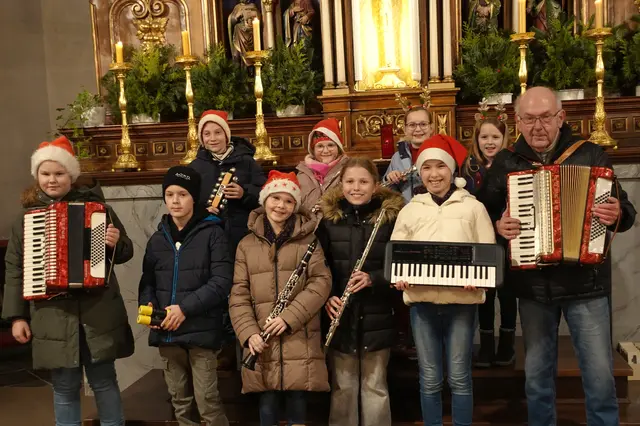 Theresa Gföhler, Elias Weber, Tobias Bernreiter, Nina Dietl, Lena Bernreiter, Theresa Tiefenbacher, Belinda Stichauner, Laurena Föls und Livia Wallner mit ihrem Lehrer Prof. Sepp Weber. | Foto: Musikschule Gföhl