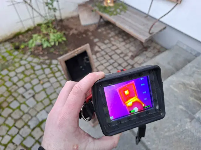 Der betroffene Gebäudeteil wurde umgehend belüftet und mittels Wärmebildkamera kontrolliert. | Foto: Freiwillige Feuerwehr Waldenstein