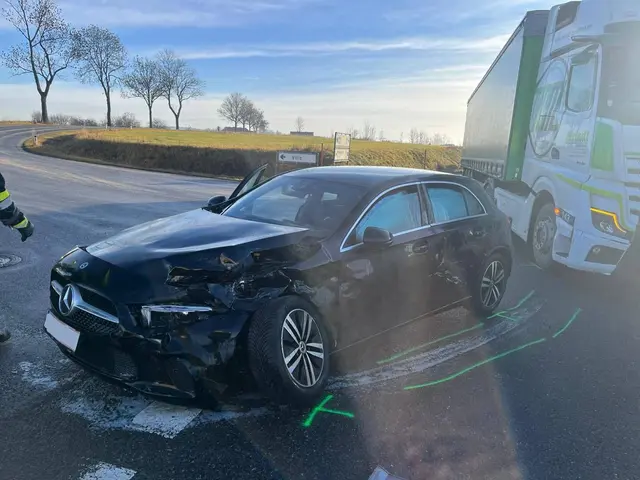 Der PKW wurde schwer beschädigt. | Foto: FF Vitis