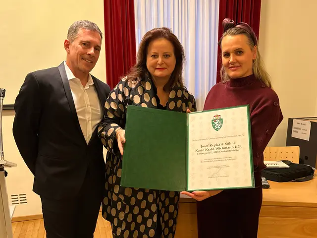 Steirisches Landeswappen: Landesrätin Claudia Holzer (m.) gratulierte Geschäftsführerin Karin Krahl-Wichmann (r.) und ihrem Lebensgefährten Michael Lippitsch (l.) | Foto: Land Steiermark/Hausjell
