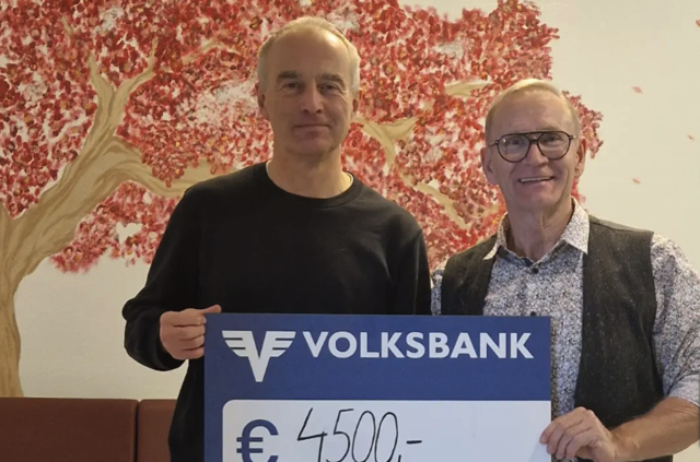 Martin Benesch bekam von Walter Stückler (r.) 4.500 Euro Spendengeld für die Steirische Kinderkrebshilfe überreicht. | Foto: Stückler