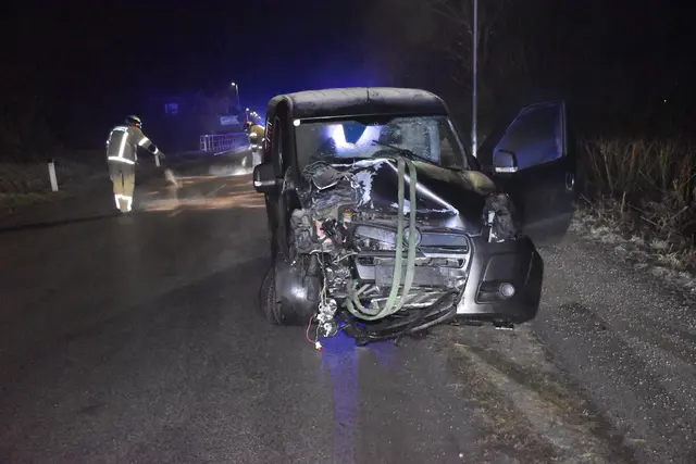 Während ein Niederländer am Donnerstag mit 117 km/h durch Finkenberg raste, verunfallte am späten Abend ein 33-jähriger Österreicher stark alkoholisiert mit seinem Pkw in Aschau. | Foto: ZOOM.Tirol