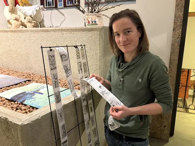 "Her.Berge" Projektleiterin Nina Ortner mit einigen der Fotostreifen, die bei einem der Workshops entstanden sind. | Foto: MeinBezirk/Susanne Veronik
