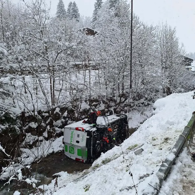 Wiederholt rückten die Retterinnen und Retter aus, um nach Verkehrsunfällen Fahrzeuge zu sichern und Personen aus dem Gewässer zu retten. | Foto: Wasserrettung Pongau